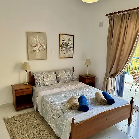 בית נופש The Garden & Pool Townhouse פאפוס