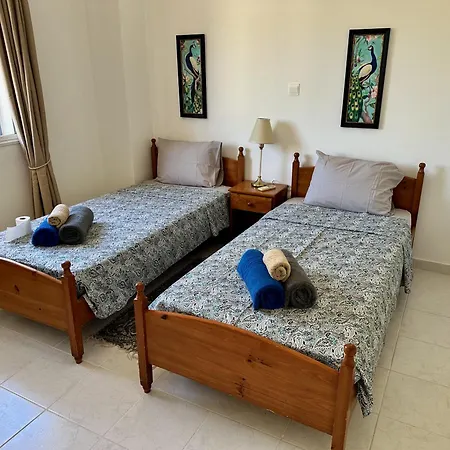 בית נופש The Garden & Pool Townhouse פאפוס