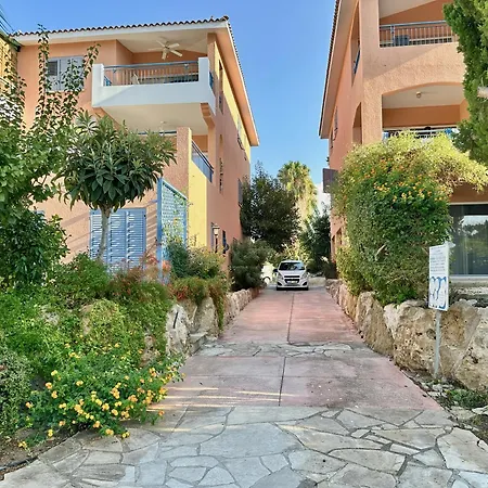 The Garden & Pool Townhouse * Paphos