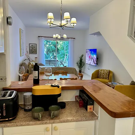 The Garden & Pool Townhouse בית נופש *