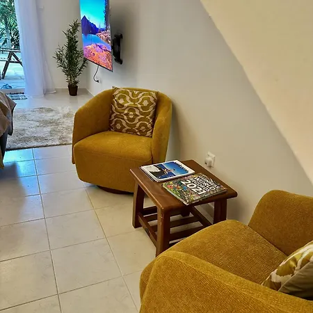 בית נופש The Garden & Pool Townhouse פאפוס