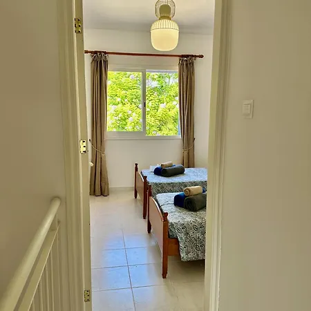 The Garden & Pool Townhouse פאפוס