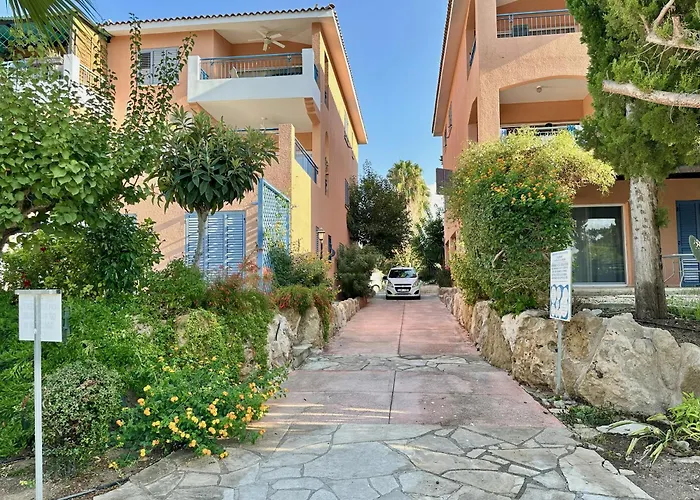 The Garden & Pool Townhouse * Paphos